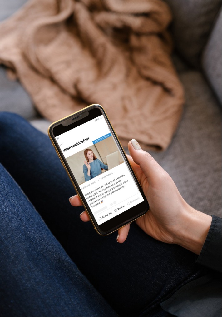 Persona leyendo en su móvil contenido sobre transformación cultural en redes sociales