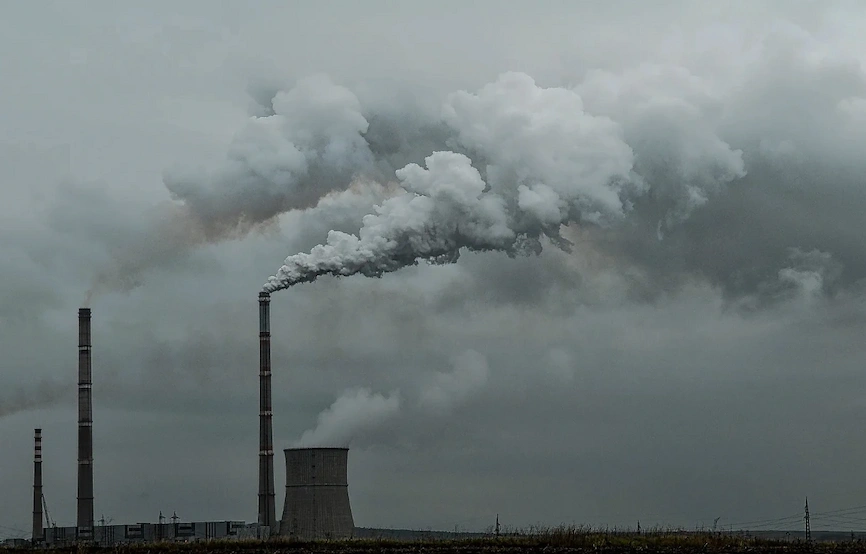 fabrica emitiendo humo como metáfora de una comunicación organizacional que genera desconexión